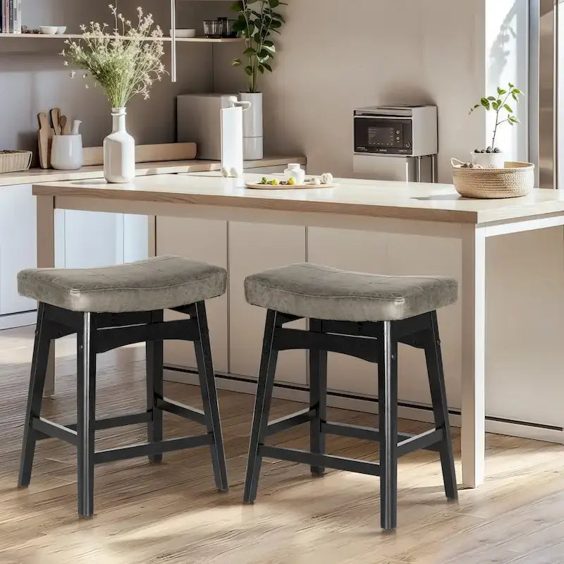 Tabourets de bar en bois massif de 61 cm avec coussins d'assise en cuir de lin, deux tabourets par lot.