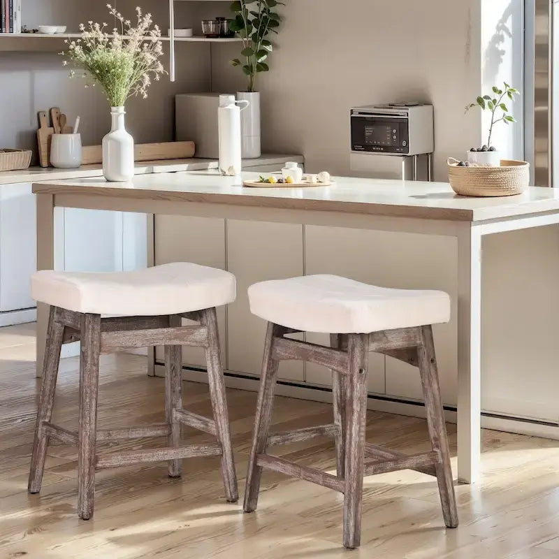 Tabourets de bar en bois massif de 61 cm avec coussins d'assise en cuir de lin, deux tabourets par lot.