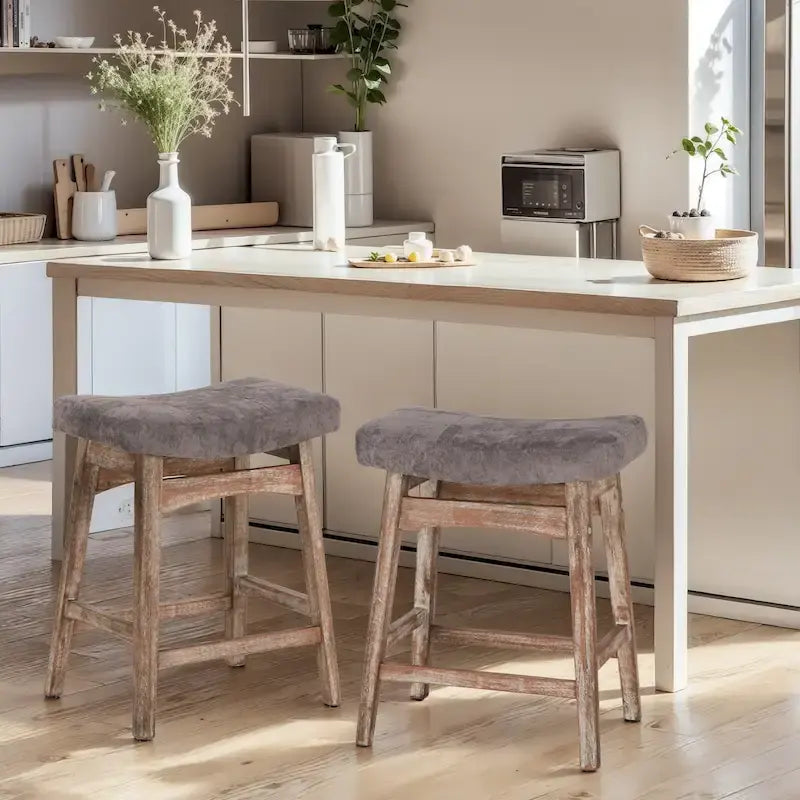 Tabourets de bar en bois massif de 61 cm avec coussins d'assise en cuir de lin, deux tabourets par lot.