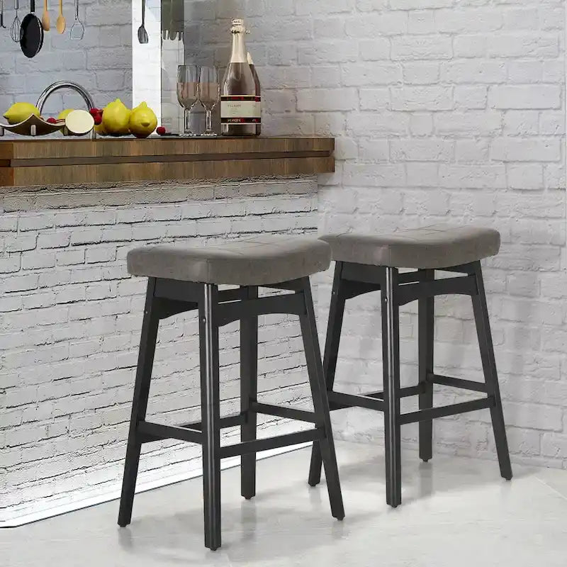 Tabourets de bar en bois massif de 61 cm avec coussins d'assise en cuir de lin, deux tabourets par lot.