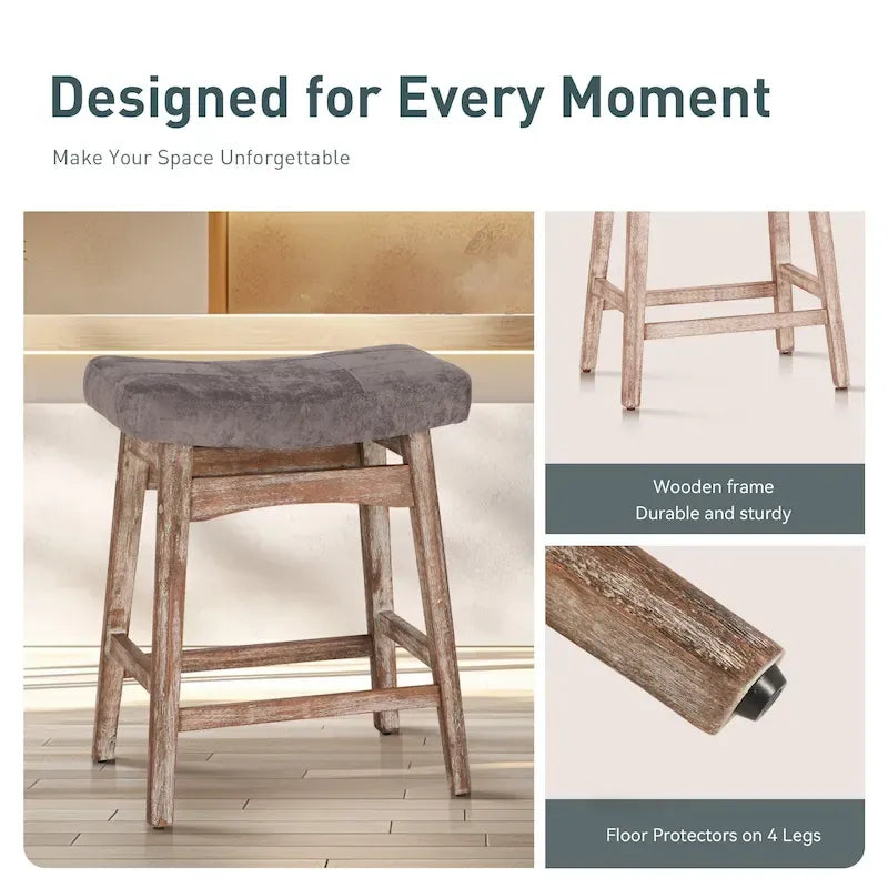 Tabourets de bar en bois massif de 61 cm avec coussins d'assise en cuir de lin, deux tabourets par lot.