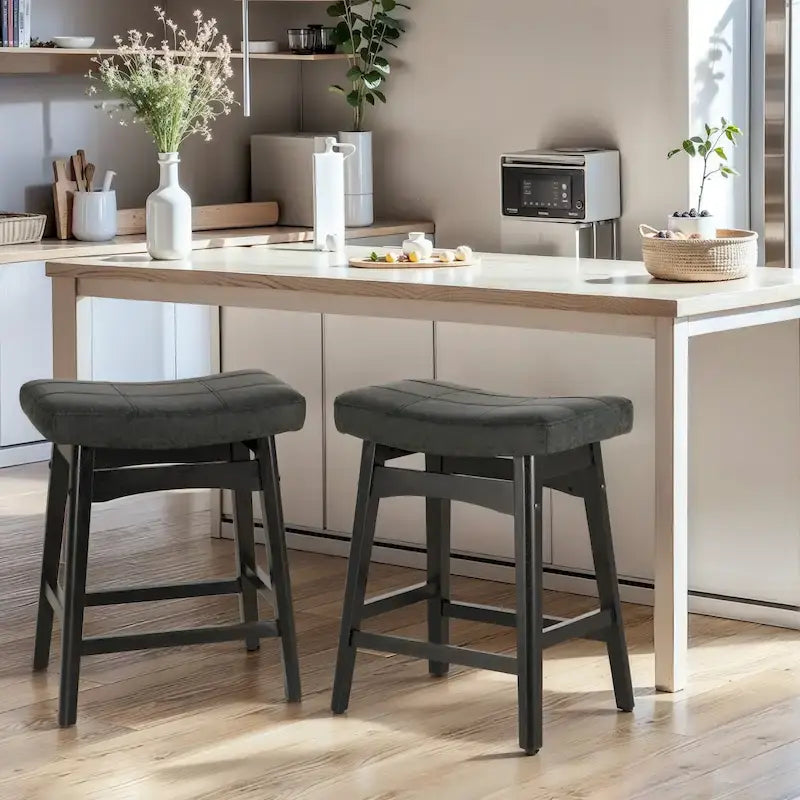 Tabourets de bar en bois massif de 61 cm avec coussins d'assise en cuir de lin, deux tabourets par lot.
