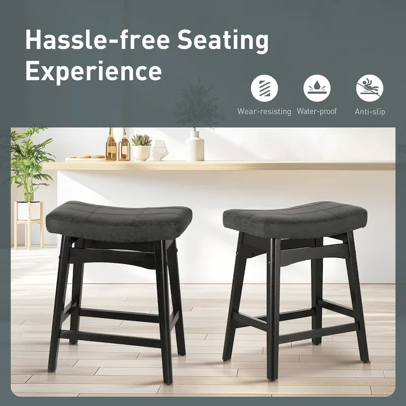 Tabourets de bar en bois massif de 61 cm avec coussins d'assise en cuir de lin, deux tabourets par lot.