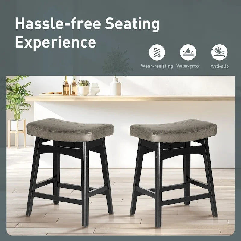 Tabourets de bar en bois massif de 61 cm avec coussins d'assise en cuir de lin, deux tabourets par lot.