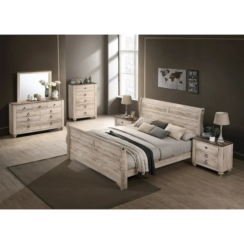 Ensemble de chambre à coucher de style moderne – Finition blanc vieilli ; Comprend un lit traîneau, une commode, un miroir de commode, deux tables de chevet et une commode à cinq tiroirs.