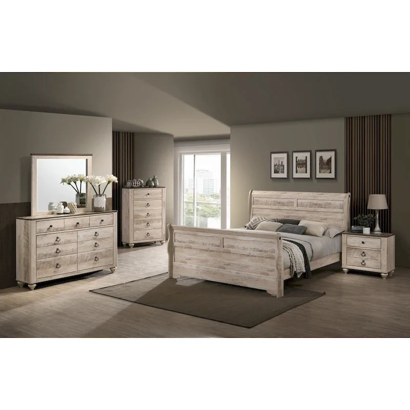 Ensemble de chambre à coucher de style moderne – Finition blanc vieilli ; Comprend un lit traîneau, une commode, un miroir de commode, deux tables de chevet et une commode à cinq tiroirs.