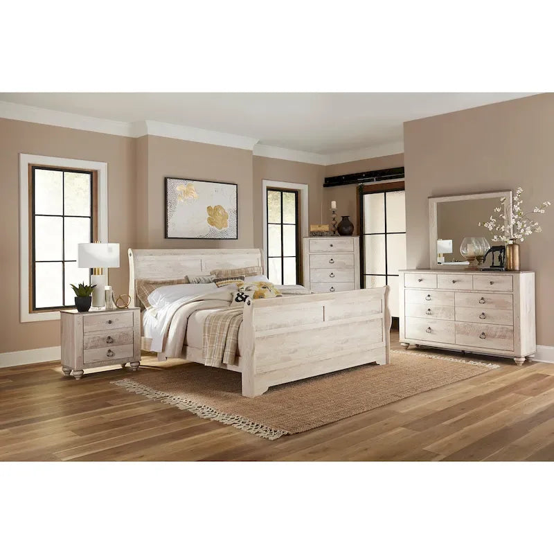 Ensemble de chambre à coucher de style moderne – Finition blanc vieilli ; Comprend un lit traîneau, une commode, un miroir de commode, deux tables de chevet et une commode à cinq tiroirs.
