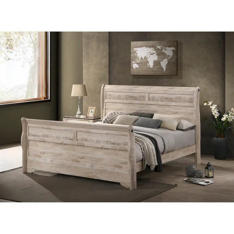 Ensemble de chambre à coucher de style moderne – Finition blanc vieilli ; Comprend un lit traîneau, une commode, un miroir de commode, deux tables de chevet et une commode à cinq tiroirs.