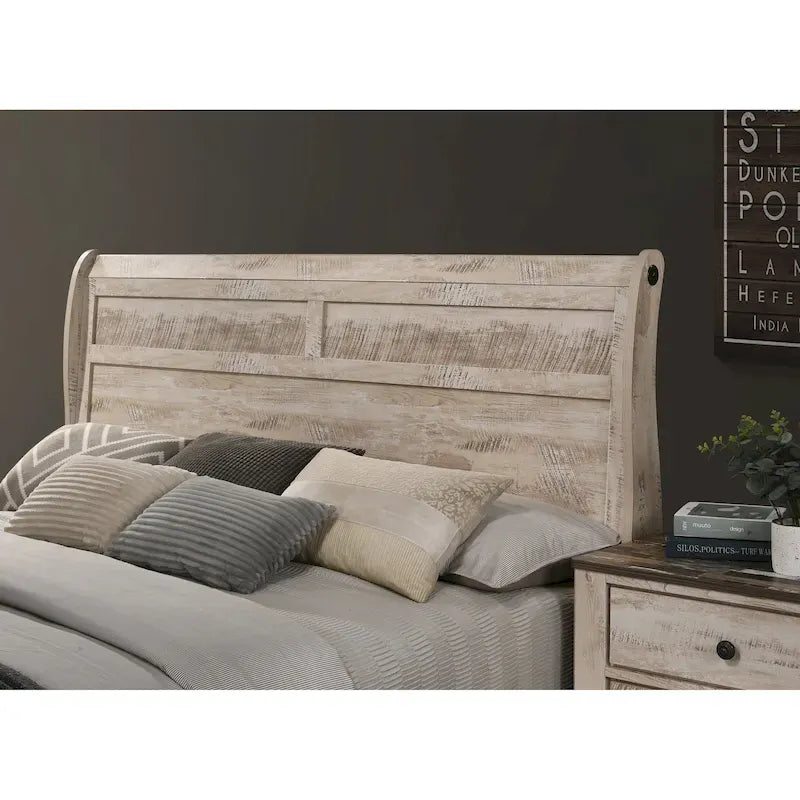 Ensemble de chambre à coucher de style moderne – Finition blanc vieilli ; Comprend un lit traîneau, une commode, un miroir de commode, deux tables de chevet et une commode à cinq tiroirs.