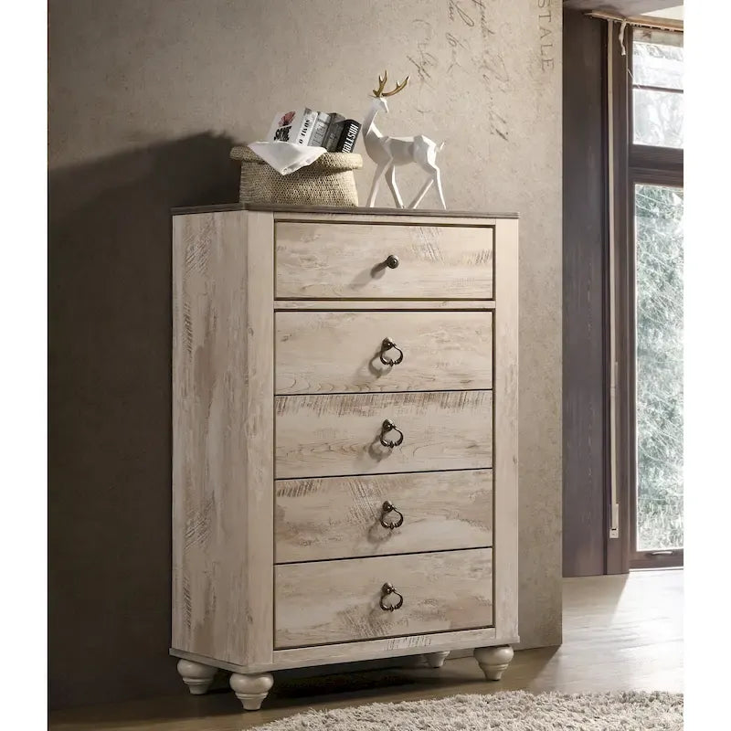 Ensemble de chambre à coucher de style moderne – Finition blanc vieilli ; Comprend un lit traîneau, une commode, un miroir de commode, deux tables de chevet et une commode à cinq tiroirs.