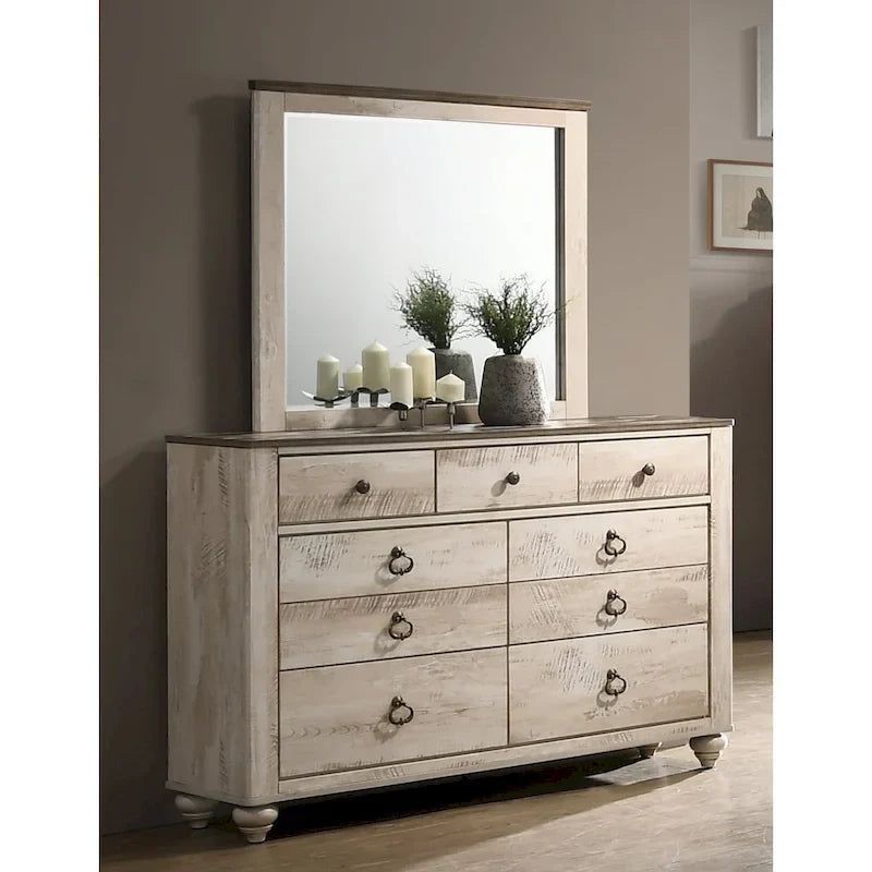 Ensemble de chambre à coucher de style moderne – Finition blanc vieilli ; Comprend un lit traîneau, une commode, un miroir de commode, deux tables de chevet et une commode à cinq tiroirs.