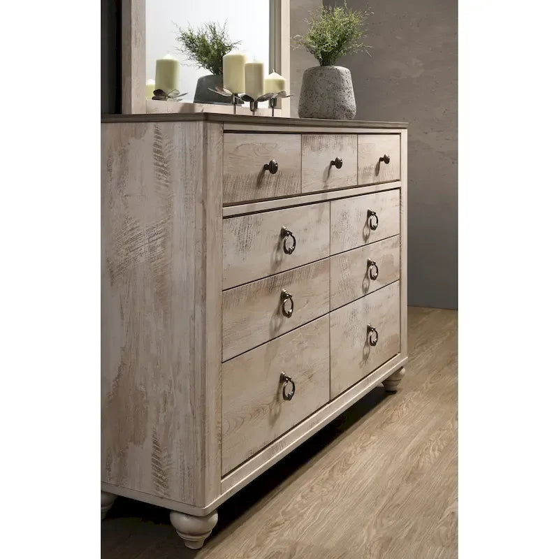 Ensemble de chambre à coucher de style moderne – Finition blanc vieilli ; Comprend un lit traîneau, une commode, un miroir de commode, deux tables de chevet et une commode à cinq tiroirs.