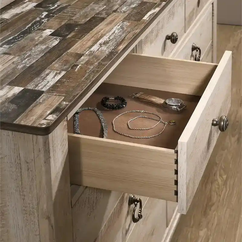 Ensemble de chambre à coucher de style moderne – Finition blanc vieilli ; Comprend un lit traîneau, une commode, un miroir de commode, deux tables de chevet et une commode à cinq tiroirs.