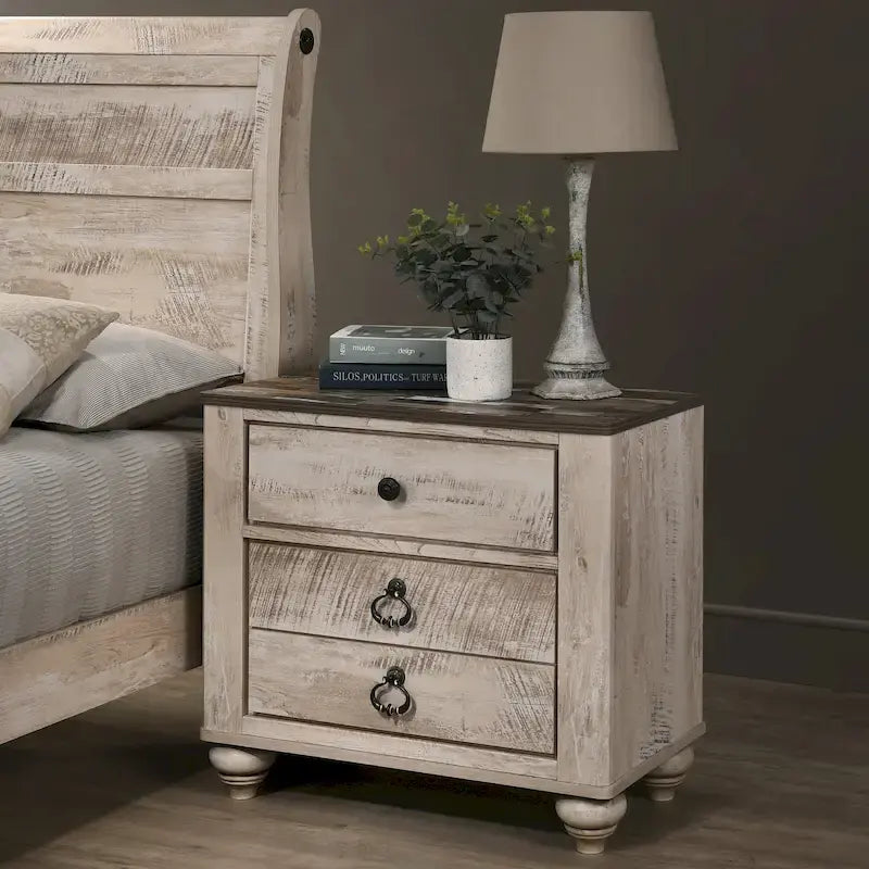 Ensemble de chambre à coucher de style moderne – Finition blanc vieilli ; Comprend un lit traîneau, une commode, un miroir de commode, deux tables de chevet et une commode à cinq tiroirs.