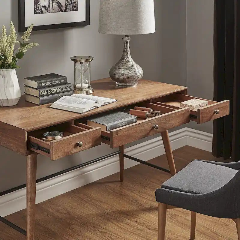 Bureau en bois à trois tiroirs