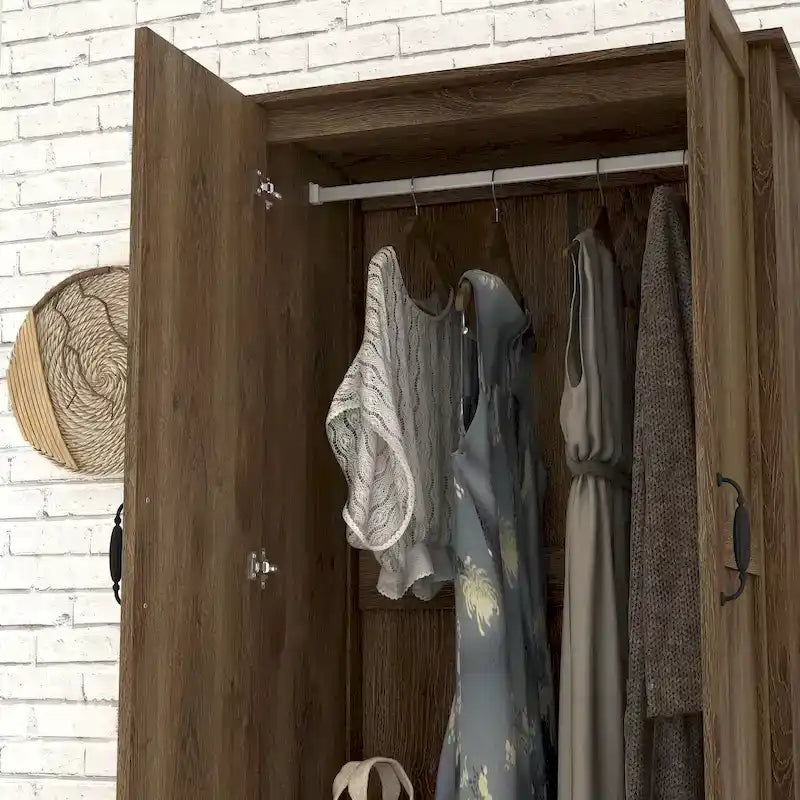 Armoire double porte en noyer vieilli de style rustique avec 1 tiroir.