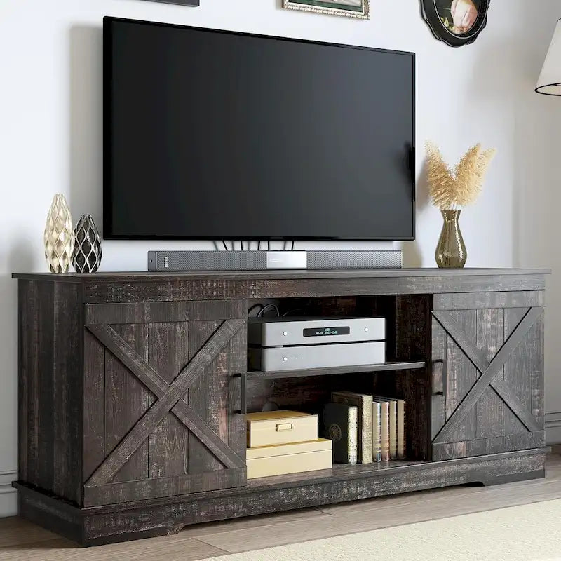 Meuble TV de style rustique avec porte de grange, console de contrôle média, centre de divertissement et meubles de rangement.
