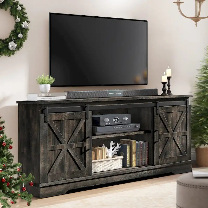Meuble TV de style rustique avec porte de grange, console de contrôle média, centre de divertissement et meubles de rangement.