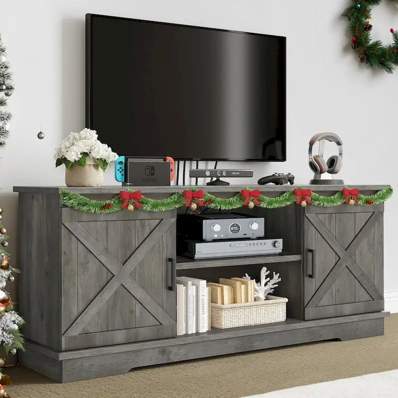 Meuble TV de style rustique avec porte de grange, console de contrôle média, centre de divertissement et meubles de rangement.