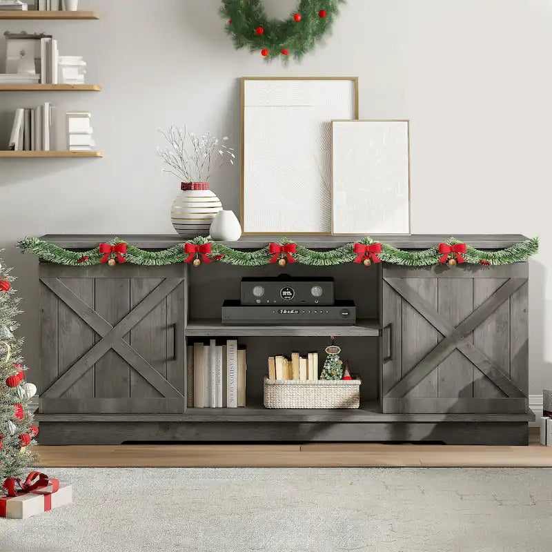 Meuble TV de style rustique avec porte de grange, console de contrôle média, centre de divertissement et meubles de rangement.
